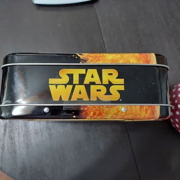 Hasbro STAR WARS 500-piece double-sided Jigsaw Puzzle in Collectible Tin 22" - Picture 2 of 4